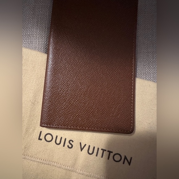 LOUIS VUITTON Porte 2 Cartes
Vertical Brown Taiga Leather Card
Case Holder - Picture 1 of 10